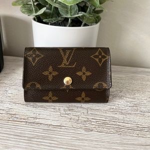 SOLD- AUTHENTIC Louis Vuitton 6 key ring case